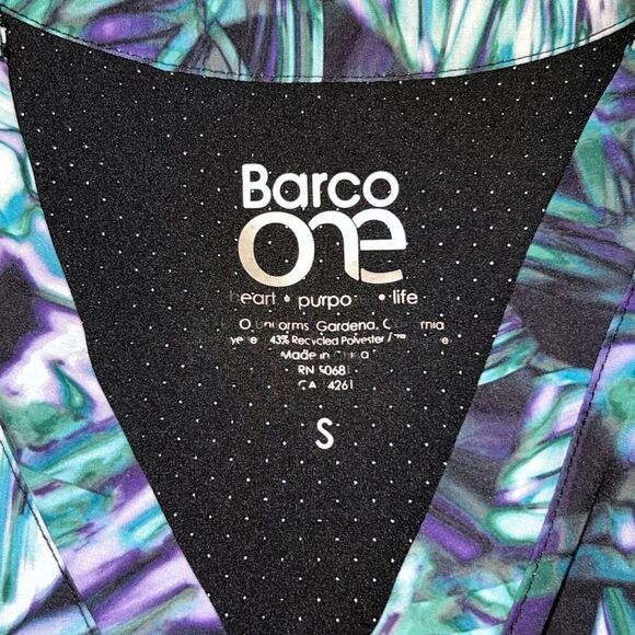 BARCO One 4PKT Printed V-Neck Princess Top Size Small - Picture 4 of 7